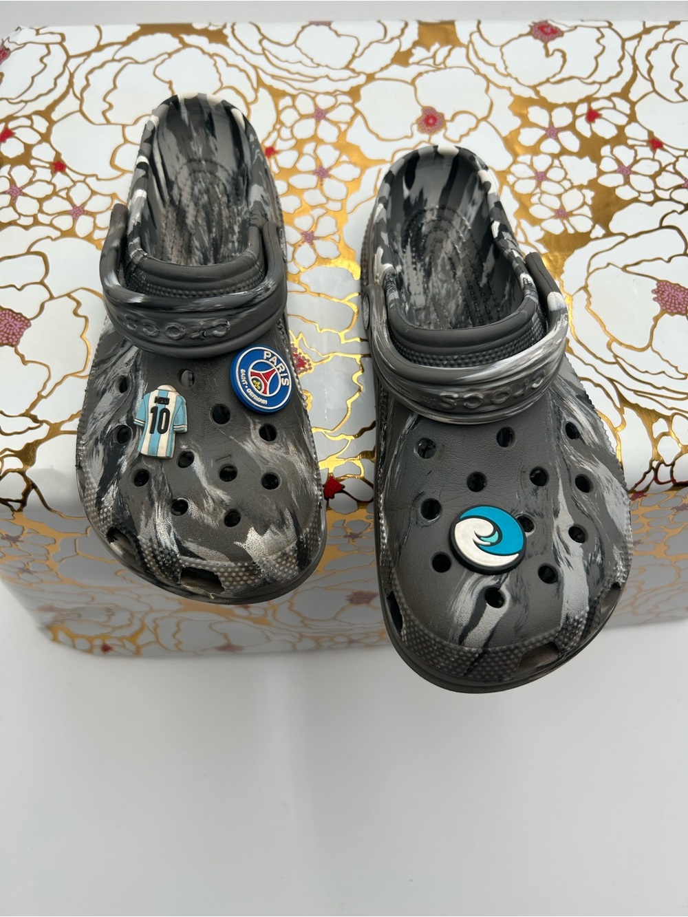 CROCS Grey Marble Slip-On Clogs with Jibbitz Charms Mens 7 women’s 9